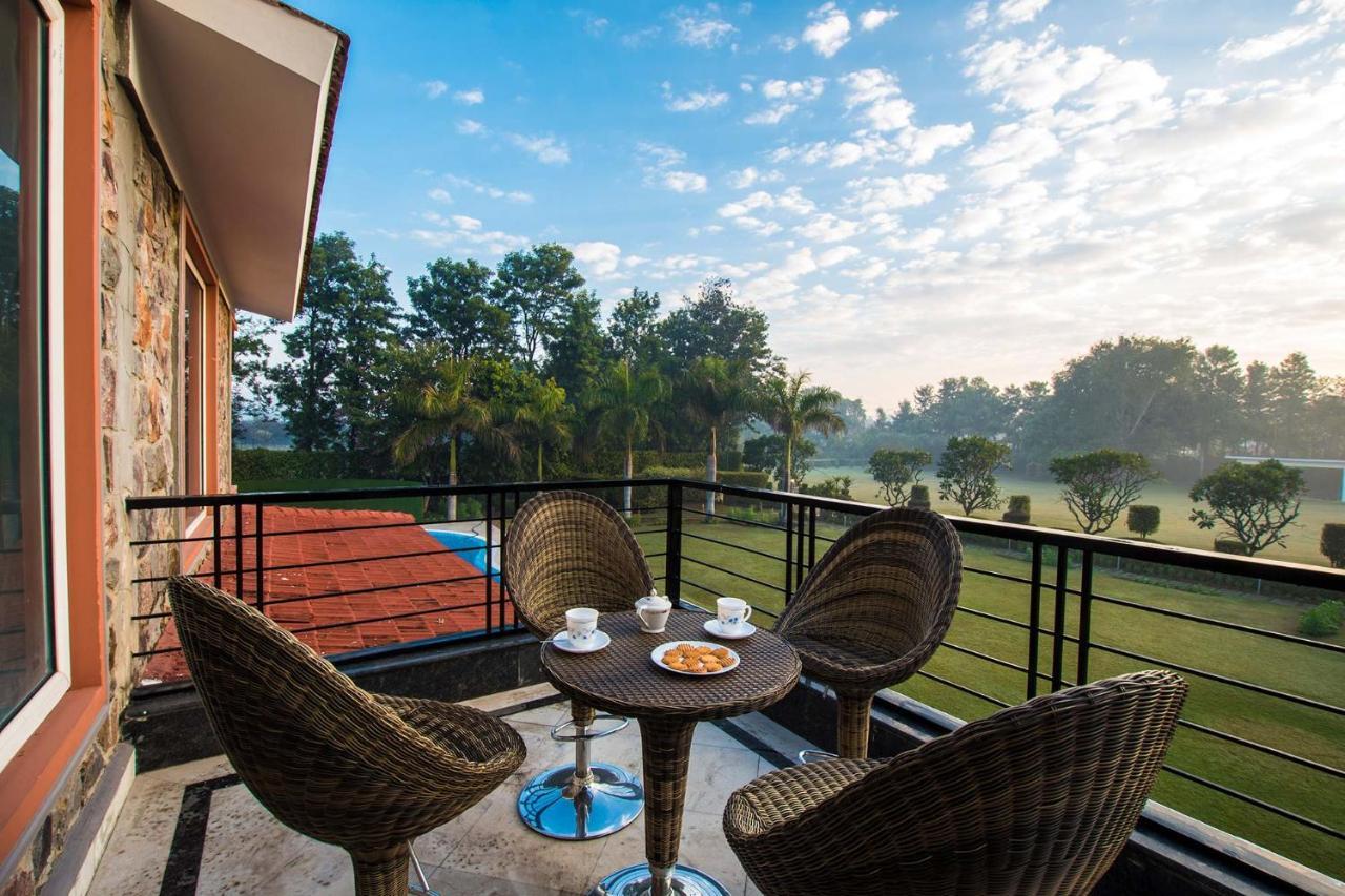 Stayvista At The Banyan Abode With Pool Table, Pet Friendly & Outdoor Pool Manesar Zewnętrze zdjęcie